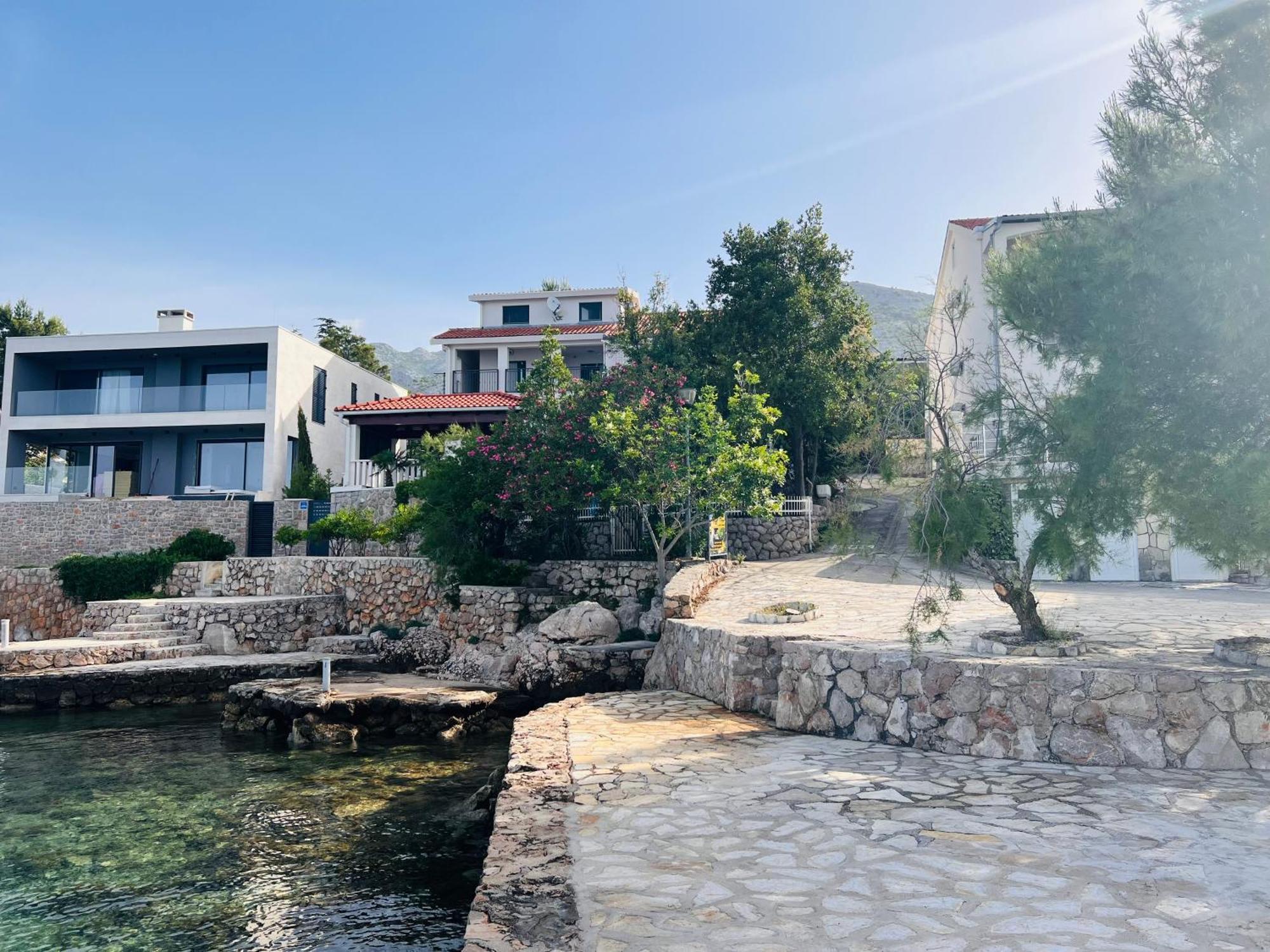 Sea Breeze Apartment *