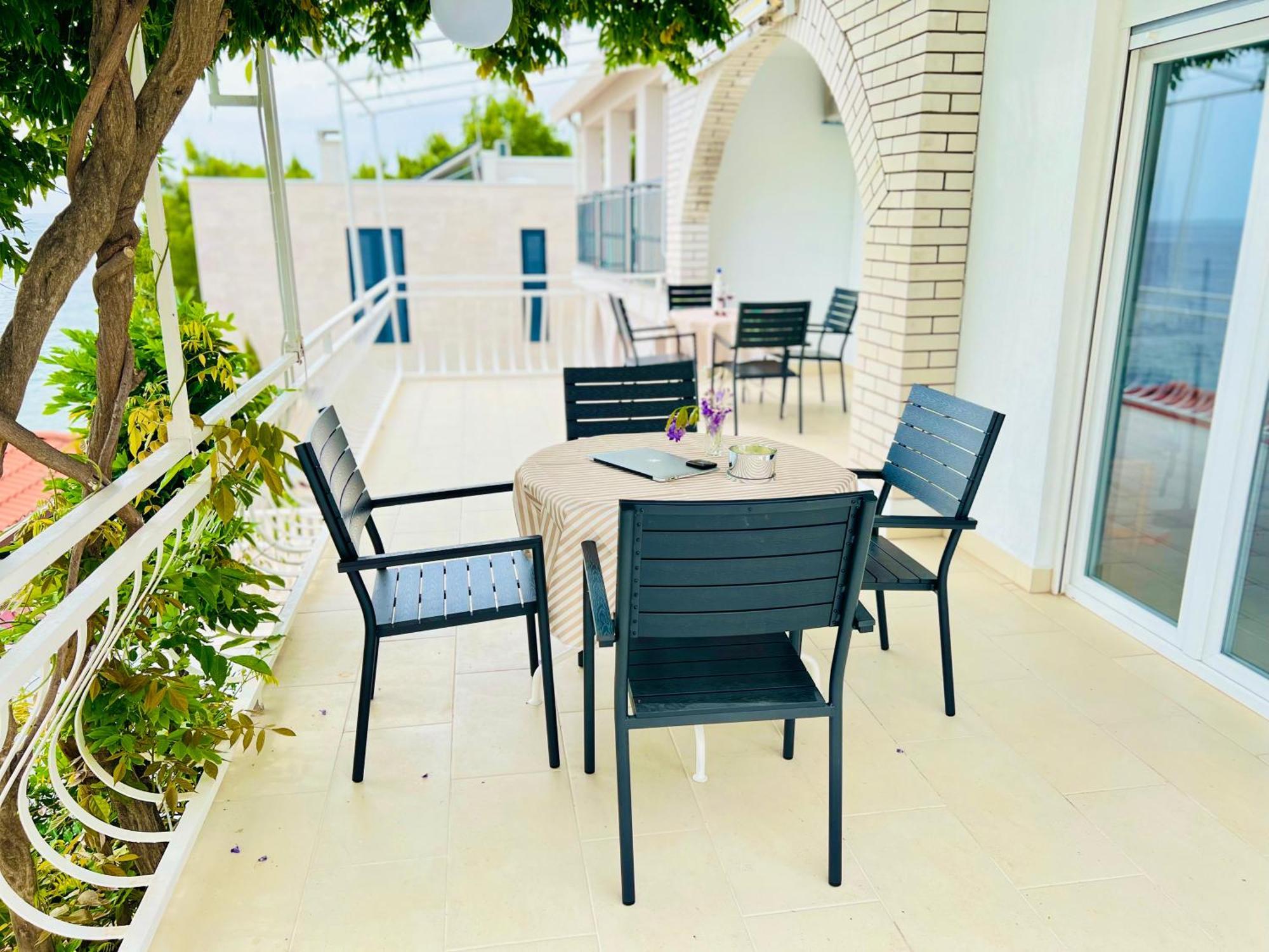 Sea Breeze Apartment *